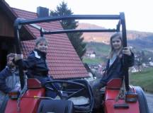 Stefanie und Oliver auf dem Traktor